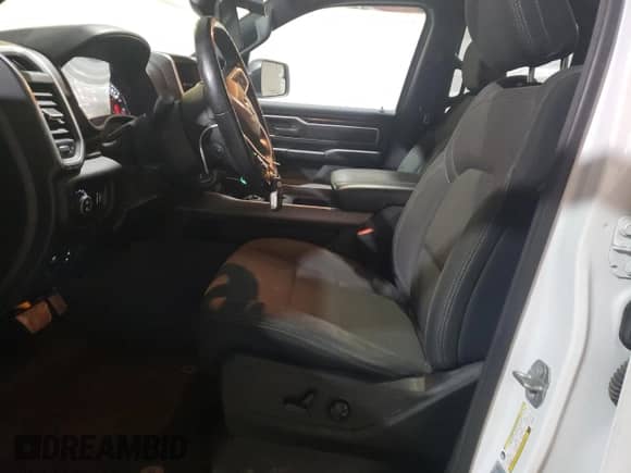 2020 Ram 1500 Big Horn z VIN 1C6RRFBG4LN351261, wystawiony jako Copart lot #49561995 z przebiegiem 86 666 mil mil oraz Szkoda całkowita • Salvage title. Historia ofert i sprzedaży dostępna na DreamBid. Obrazek 7.