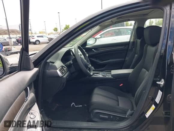 2018 Honda Accord EX z VIN 1HGCV1F4XJA013625, wystawiony jako IAAI lot #43229632 z przebiegiem 49 153 mil mil oraz . Historia ofert i sprzedaży dostępna na DreamBid. Obrazek 5.