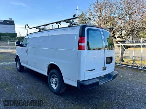 2018 Chevrolet Express Cargo с VIN 1GCWGAFP3J1345213, выставлен на аукционе Copart как лот 50424285 с пробегом 116 638 миль миль и Чистый • Clean title. История ставок и продаж доступна на DreamBid. Изображение 3.
