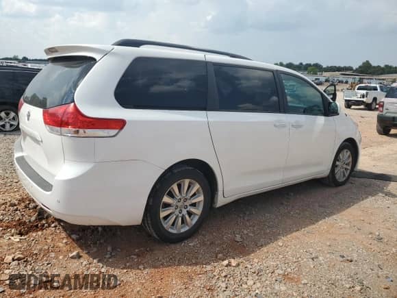 2013 Toyota Sienna XLE с VIN 5TDDK3DC5DS070856, выставлен на аукционе Copart как лот 80493635 с пробегом 140 471 миль миль и Списание • Salvage title. История ставок и продаж доступна на DreamBid. Изображение 3.