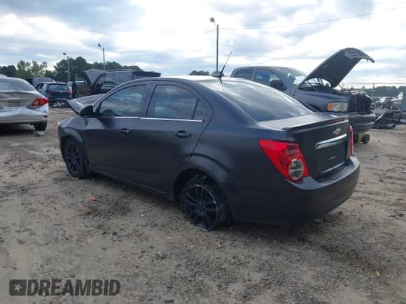 2013 Chevrolet Sonic LT с VIN 1G1JC5SH2D4168340, выставлен на аукционе IAAI как лот 43168491 с пробегом 147 319 миль миль и . История ставок и продаж доступна на DreamBid. Изображение 3.