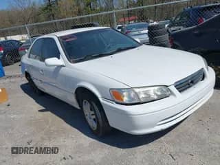 2001 Toyota Camry CE z VIN 4T1BG22K01U799606, wystawiony jako IAAI lot #41697564 z przebiegiem 193 483 mil mil oraz . Historia ofert i sprzedaży dostępna na DreamBid. Obrazek 1.