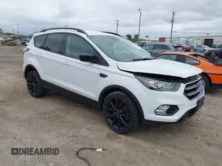 2018 Ford Escape SE z VIN 1FMCU9GD7JUB80405, wystawiony jako IAAI lot #43071243 z przebiegiem 129 947 mil mil oraz . Historia ofert i sprzedaży dostępna na DreamBid. Obrazek 1.