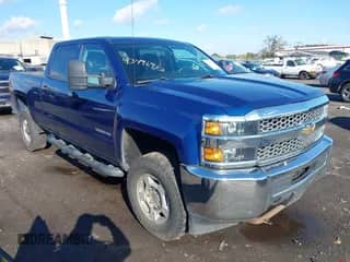 2019 Chevrolet Silverado 2500HD Work Truck z VIN 1GC1KREG5KF135161, wystawiony jako IAAI lot #43496933 z przebiegiem 227 043 mil mil oraz . Historia ofert i sprzedaży dostępna na DreamBid. Obrazek 1.