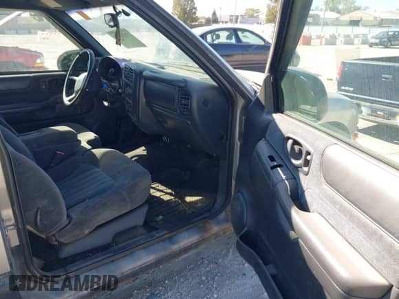 2001 Chevrolet S-10 LS с VIN 1GCCS19W718173750, выставлен на аукционе IAAI как лот 40579928 с пробегом 221 211 миль миль и . История ставок и продаж доступна на DreamBid. Изображение 5.