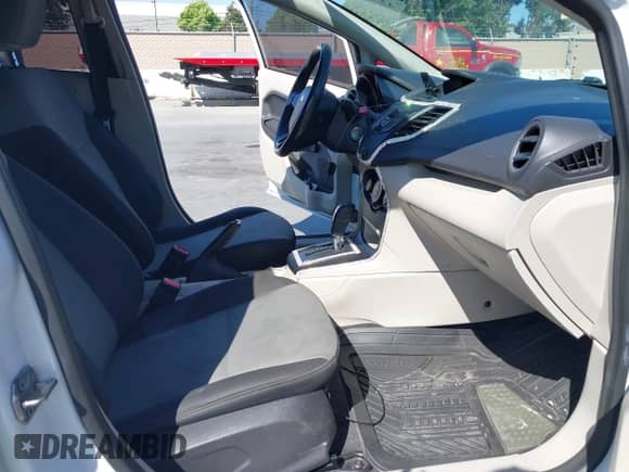 2013 Ford Fiesta S z VIN 3FADP4TJ3DM215650, wystawiony jako IAAI lot #42462870 z przebiegiem 142 762 mil mil oraz . Historia ofert i sprzedaży dostępna na DreamBid. Obrazek 5.