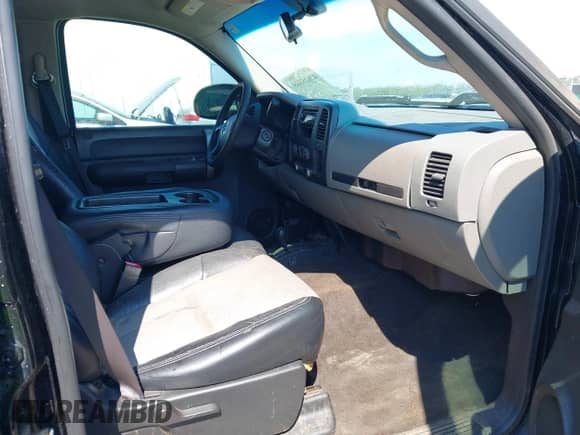 2008 GMC Sierra 1500 SL with VIN 2GTEK13C281133130, listed as a IAAI auction lot 42625085 with 301,303 mi miles and . Bid and sale history available at DreamBid. Image 5.