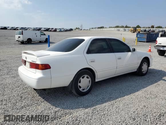 2000 Toyota Camry CE z VIN 4T1BG22K8YU990247, wystawiony jako Copart lot #80395255 z przebiegiem 274 836 mil mil oraz Szkoda całkowita • Salvage title. Historia ofert i sprzedaży dostępna na DreamBid. Obrazek 3.