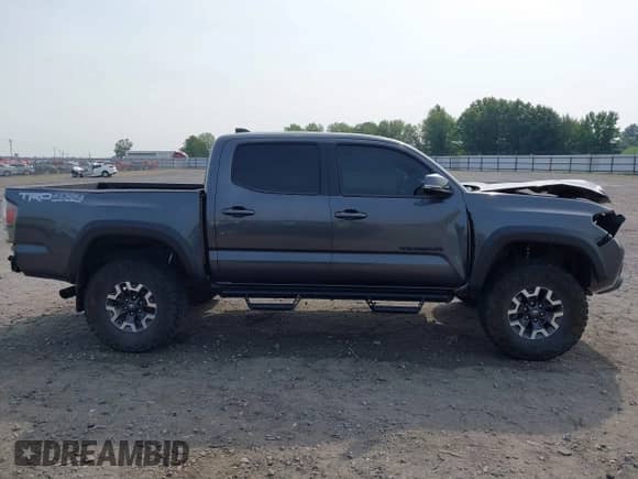 2023 Toyota Tacoma SR z VIN 3TMCZ5AN4PM571394, wystawiony jako IAAI lot #43129720 z przebiegiem 44 374 mil mil oraz . Historia ofert i sprzedaży dostępna na DreamBid. Obrazek 14.