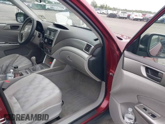 2010 Subaru Forester X z VIN JF2SH6BCXAG764752, wystawiony jako IAAI lot #42518592 z przebiegiem 119 808 mil mil oraz . Historia ofert i sprzedaży dostępna na DreamBid. Obrazek 5.