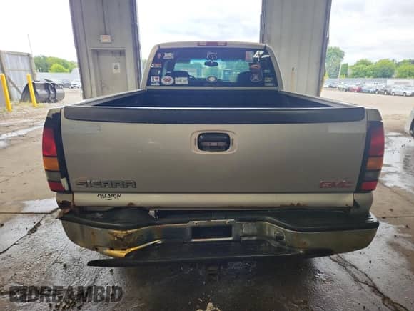 2005 GMC Sierra 1500 SLT z VIN 2GTEK19B551275045, wystawiony jako Copart lot #69453525 z przebiegiem 134 540 mil mil oraz Czysty tytuł • Clean title. Historia ofert i sprzedaży dostępna na DreamBid. Obrazek 6.