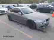 2012 BMW 3 Series 335i с VIN WBAKG7C58CE803387, выставлен на аукционе IAAI как лот 43438973 с пробегом 129 264 миль миль и . История ставок и продаж доступна на DreamBid. Изображение 1.