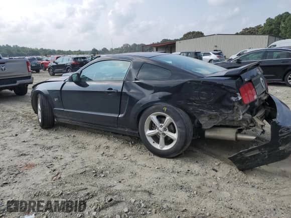 2006 Ford Mustang GT Deluxe z VIN 1ZVHT82H865148692, wystawiony jako Copart lot #67680825 z przebiegiem 227 694 mil mil oraz Szkoda całkowita • Salvage title. Historia ofert i sprzedaży dostępna na DreamBid. Obrazek 2.