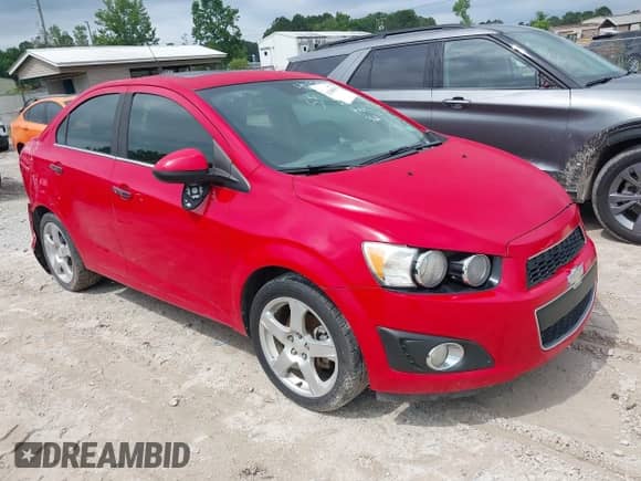 2013 Chevrolet Sonic LTZ z VIN 1G1JE5SB3D4186223, wystawiony jako IAAI lot #42388000 z przebiegiem 142 486 mil mil oraz . Historia ofert i sprzedaży dostępna na DreamBid. Obrazek 1.