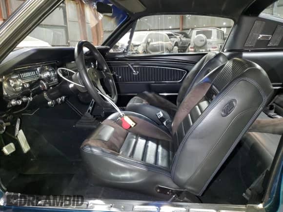 1965 Ford Mustang z VIN 5R09A144075, wystawiony jako Copart lot #89883855 z przebiegiem 1 040 mil mil oraz Szkoda całkowita • Salvage title. Historia ofert i sprzedaży dostępna na DreamBid. Obrazek 7.