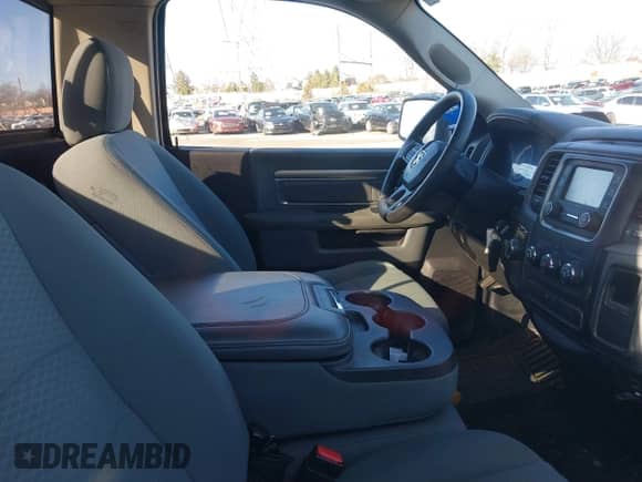 2018 Ram 1500 Tradesman z VIN 3C6JR6DT3JG129517, wystawiony jako IAAI lot #41221795 z przebiegiem 36 494 mil mil oraz . Historia ofert i sprzedaży dostępna na DreamBid. Obrazek 5.