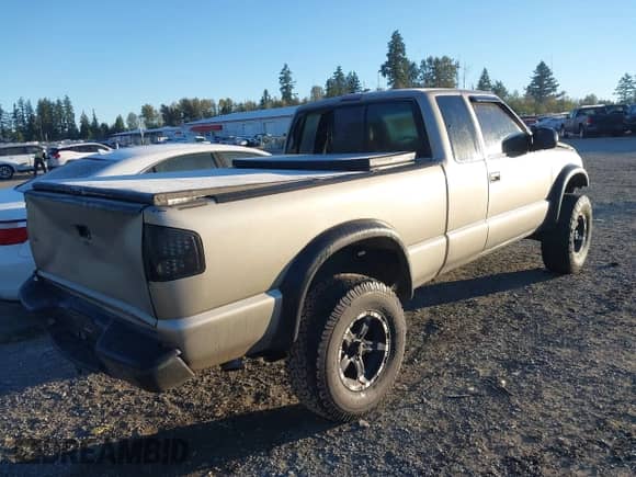 2000 Chevrolet S-10 LS ZR2 z VIN 1GCCT19W7Y8314243, wystawiony jako IAAI lot #43428398 z przebiegiem 251 205 mil mil oraz . Historia ofert i sprzedaży dostępna na DreamBid. Obrazek 4.