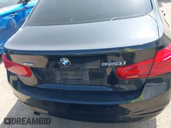 2016 BMW 3 Series 320i xDrive с VIN WBA8A3C51GK689115, выставлен на аукционе IAAI как лот 41933558 с пробегом 69 625 миль миль и . История ставок и продаж доступна на DreamBid. Изображение 16.