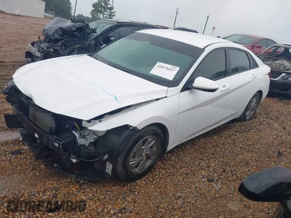 2025 Hyundai Elantra SE with VIN KMHLL4DG9SU863051, listed as a IAAI auction lot 43075657 with 19,497 mi miles and . Bid and sale history available at DreamBid. Image 2.