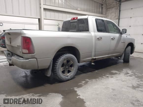 2009 Dodge 1500 SLT z VIN 1D3HV18P29S804885, wystawiony jako IAAI lot #42003503 z przebiegiem 239 265 mil mil oraz . Historia ofert i sprzedaży dostępna na DreamBid. Obrazek 4.