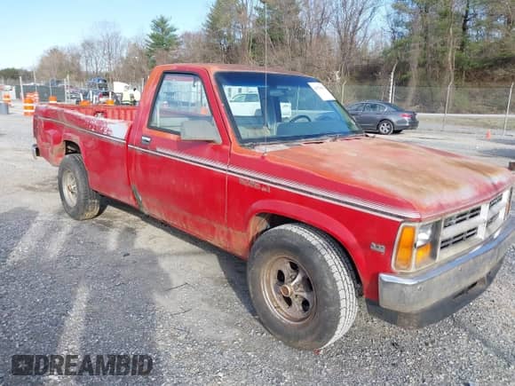 1988 Dodge Dakota z VIN 1B7GN14X7JS690073, wystawiony jako IAAI lot #41878062 z przebiegiem 213 479 mil mil oraz . Historia ofert i sprzedaży dostępna na DreamBid. Obrazek 1.
