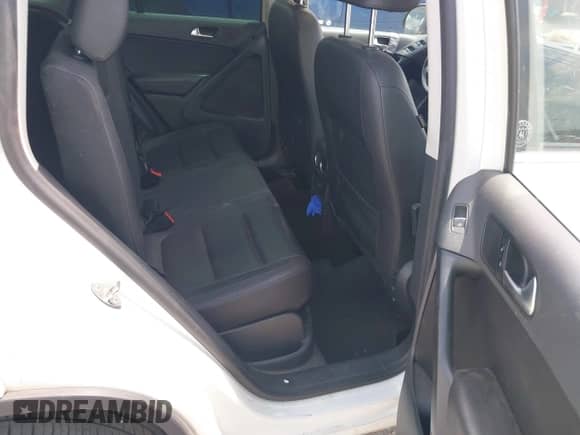 2017 Volkswagen Tiguan Wolfsburg Edition z VIN WVGRV7AX2HK006195, wystawiony jako IAAI lot #42874273 z przebiegiem 135 708 mil mil oraz . Historia ofert i sprzedaży dostępna na DreamBid. Obrazek 8.