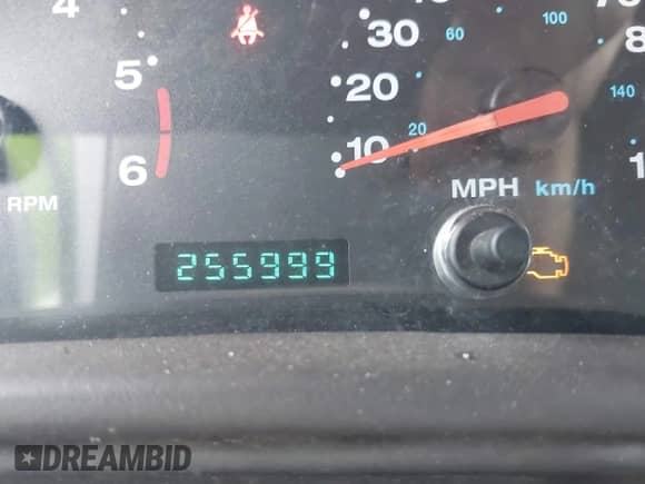 2001 Jeep Wrangler Sahara z VIN 1J4FA59S41P376079, wystawiony jako IAAI lot #42739280 z przebiegiem 255 999 mil mil oraz . Historia ofert i sprzedaży dostępna na DreamBid. Obrazek 7.