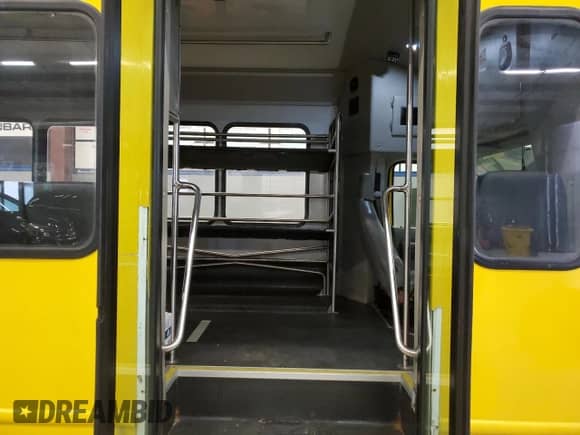 2019 Ford Econoline Cargo с VIN 1FDFE4FS5KDC46030, выставлен на аукционе Copart как лот 81518455 с пробегом 131 491 миль миль и Чистый • Clean title. История ставок и продаж доступна на DreamBid. Изображение 11.