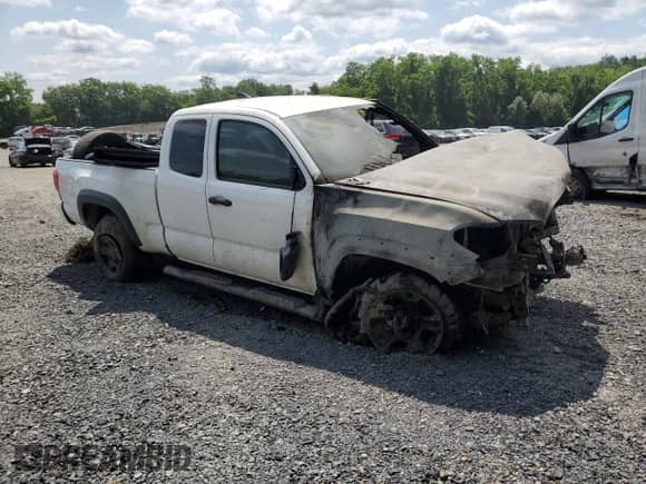 2019 Toyota Tacoma SR5 with VIN 5TFSZ5AN8KX200172, listed as a Copart auction lot 61977585 with Not provided miles and Salvage title. Bid and sale history available at DreamBid. Image 4.