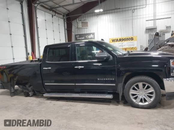 2018 Chevrolet Silverado 1500 LTZ z VIN 3GCUKSEC8JG592951, wystawiony jako IAAI lot #43465449 z przebiegiem 75 444 mil mil oraz . Historia ofert i sprzedaży dostępna na DreamBid. Obrazek 14.