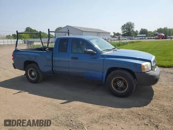 2005 Dodge Dakota ST z VIN 1D7HE22K55S131506, wystawiony jako Copart lot #59537995 z przebiegiem 63 164 mil mil oraz Szkoda całkowita • Salvage title. Historia ofert i sprzedaży dostępna na DreamBid. Obrazek 4.