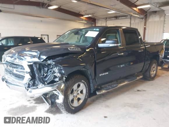2019 Ram 1500 Big Horn z VIN 1C6RRFFGXKN751754, wystawiony jako IAAI lot #43044316 z przebiegiem 95 206 mil mil oraz . Historia ofert i sprzedaży dostępna na DreamBid. Obrazek 17.