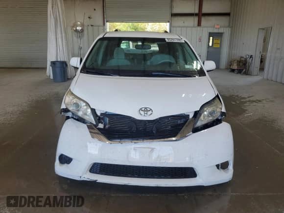 2014 Toyota Sienna LE AAS z VIN 5TDKK3DC5ES493428, wystawiony jako Copart lot #85291155 z przebiegiem 145 406 mil mil oraz Szkoda całkowita • Salvage title. Historia ofert i sprzedaży dostępna na DreamBid. Obrazek 5.