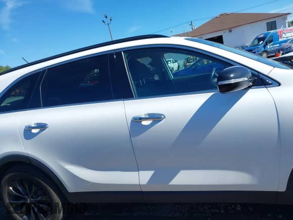 2020 Kia Sorento LX z VIN 5XYPG4A55LG693285, wystawiony jako IAAI lot #43020808 z przebiegiem 102 336 mil mil oraz . Historia ofert i sprzedaży dostępna na DreamBid. Obrazek 13.