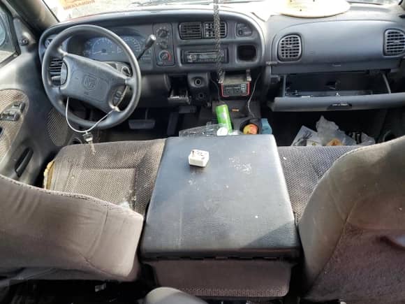 1999 Dodge 3500 с VIN 1B7MC33W7XJ610508, выставлен на аукционе Copart как лот 75534914 с пробегом Не указан миль и Чистый • Clean title. История ставок и продаж доступна на DreamBid. Изображение 8.