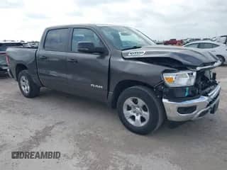 2023 Ram 1500 Big Horn z VIN 1C6RREFG1PN600402, wystawiony jako IAAI lot #42330853 z przebiegiem 52 379 mil mil oraz . Historia ofert i sprzedaży dostępna na DreamBid. Obrazek 1.