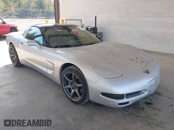 2001 Chevrolet Corvette z VIN 1G1YY22G715122952, wystawiony jako IAAI lot #43295154 z przebiegiem 156 028 mil mil oraz . Historia ofert i sprzedaży dostępna na DreamBid. Obrazek 1.