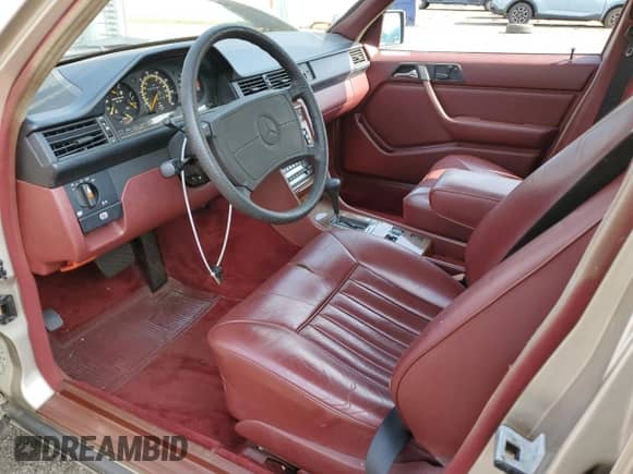 1987 Mercedes-Benz 300 E z VIN WDBEA30D5HA530184, wystawiony jako Copart lot #66464565 z przebiegiem 153 757 mil mil oraz Czysty tytuł • Clean title. Historia ofert i sprzedaży dostępna na DreamBid. Obrazek 7.