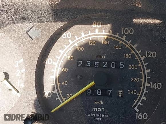 1990 Mercedes-Benz 300 E z VIN WDBEA30D4LB200863, wystawiony jako IAAI lot #43551698 z przebiegiem 235 205 mil mil oraz . Historia ofert i sprzedaży dostępna na DreamBid. Obrazek 7.