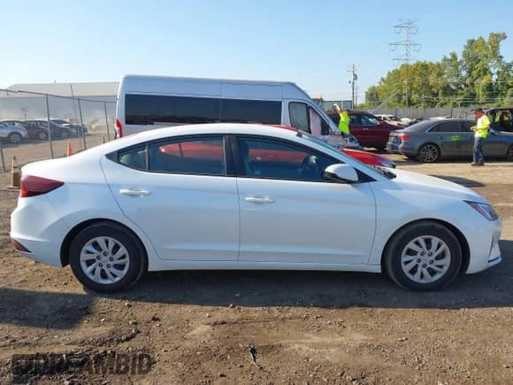 2019 Hyundai Elantra SE z VIN 5NPD74LF5KH425823, wystawiony jako IAAI lot #43138721 z przebiegiem 31 577 mil mil oraz . Historia ofert i sprzedaży dostępna na DreamBid. Obrazek 13.