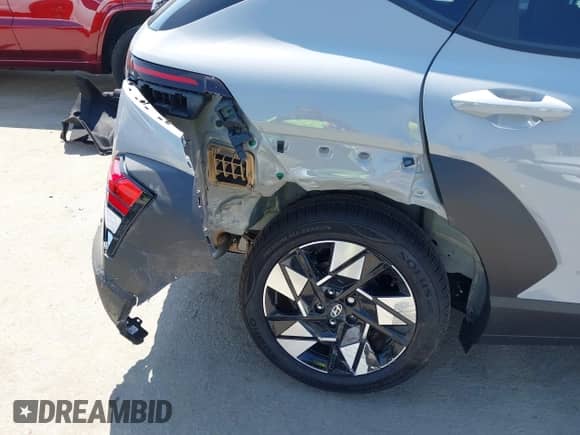 2025 Hyundai Kona SEL Convenience z VIN KM8HC3AB6SU269638, wystawiony jako IAAI lot #42604262 z przebiegiem 2 696 mil mil oraz . Historia ofert i sprzedaży dostępna na DreamBid. Obrazek 6.