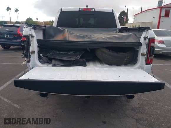 2022 Ram 1500 Rebel z VIN 1C6SRFLT4NN282636, wystawiony jako IAAI lot #43369975 z przebiegiem 38 884 mil mil oraz . Historia ofert i sprzedaży dostępna na DreamBid. Obrazek 17.