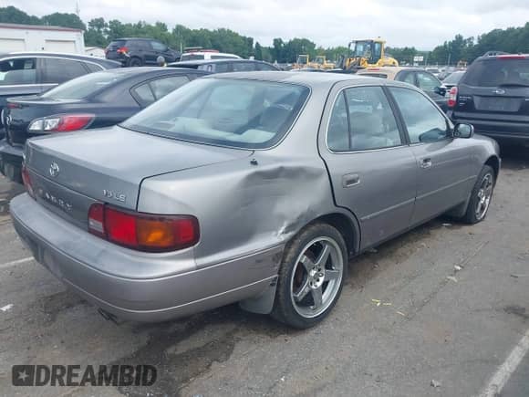1996 Toyota Camry LE z VIN 4T1BF12KXTU140593, wystawiony jako IAAI lot #43025305 z przebiegiem 112 167 mil mil oraz . Historia ofert i sprzedaży dostępna na DreamBid. Obrazek 6.