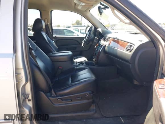 2010 Chevrolet Suburban LT z VIN 1GNUCJE04AR251342, wystawiony jako IAAI lot #42851505 z przebiegiem 243 731 mil mil oraz . Historia ofert i sprzedaży dostępna na DreamBid. Obrazek 5.