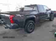 2024 Toyota Tacoma SR5 z VIN 3TMLB5JN5RM080565, wystawiony jako IAAI lot #42584677 z przebiegiem 17 149 mil mil oraz . Historia ofert i sprzedaży dostępna na DreamBid. Obrazek 4.