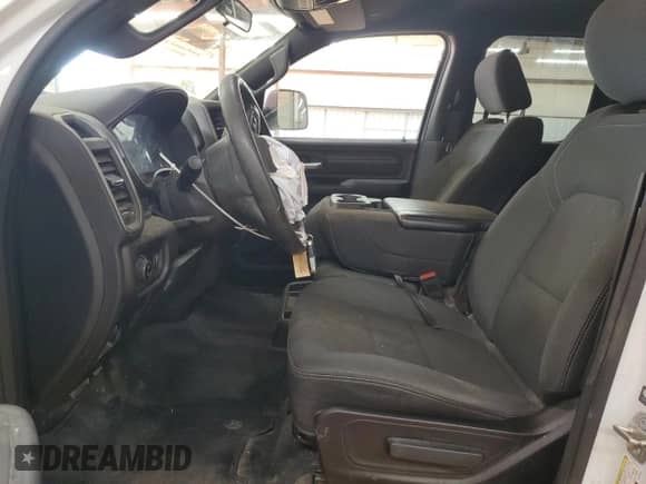 2024 Ram 1500 Tradesman z VIN 1C6RRFCG9RN210418, wystawiony jako Copart lot #82068735 z przebiegiem 71 590 mil mil oraz Szkoda całkowita • Salvage title. Historia ofert i sprzedaży dostępna na DreamBid. Obrazek 7.