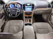 2014 Chrysler 300 C z VIN 2C3CCAKT8EH229468, wystawiony jako Copart lot #69706705 z przebiegiem 161 610 mil mil oraz Czysty tytuł • Clean title. Historia ofert i sprzedaży dostępna na DreamBid. Obrazek 8.