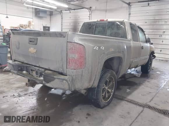 2005 GMC Sierra 1500 SLE z VIN 2GTEK19B051369107, wystawiony jako IAAI lot #41613525 z przebiegiem 188 730 mil mil oraz . Historia ofert i sprzedaży dostępna na DreamBid. Obrazek 4.