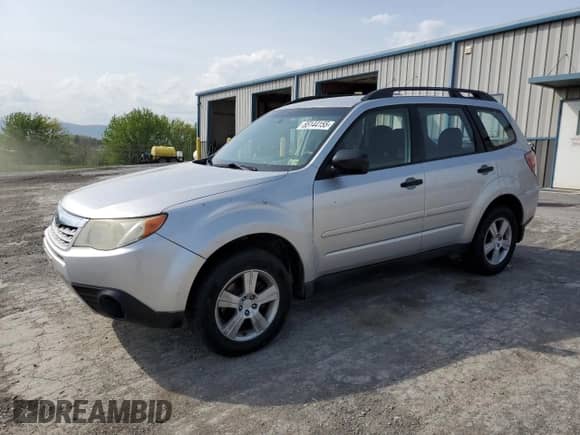 2011 Subaru Forester X z VIN JF2SHABC6BH768151, wystawiony jako Copart lot #55144155 z przebiegiem 101 689 mil mil oraz Czysty tytuł • Clean title. Historia ofert i sprzedaży dostępna na DreamBid. Obrazek 1.