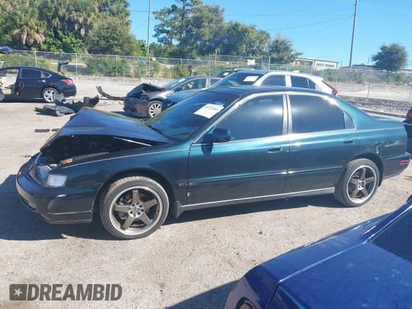 1996 Honda Accord EX z VIN 1HGCE6670TA006564, wystawiony jako IAAI lot #43471466 z przebiegiem 83 465 mil mil oraz . Historia ofert i sprzedaży dostępna na DreamBid. Obrazek 14.